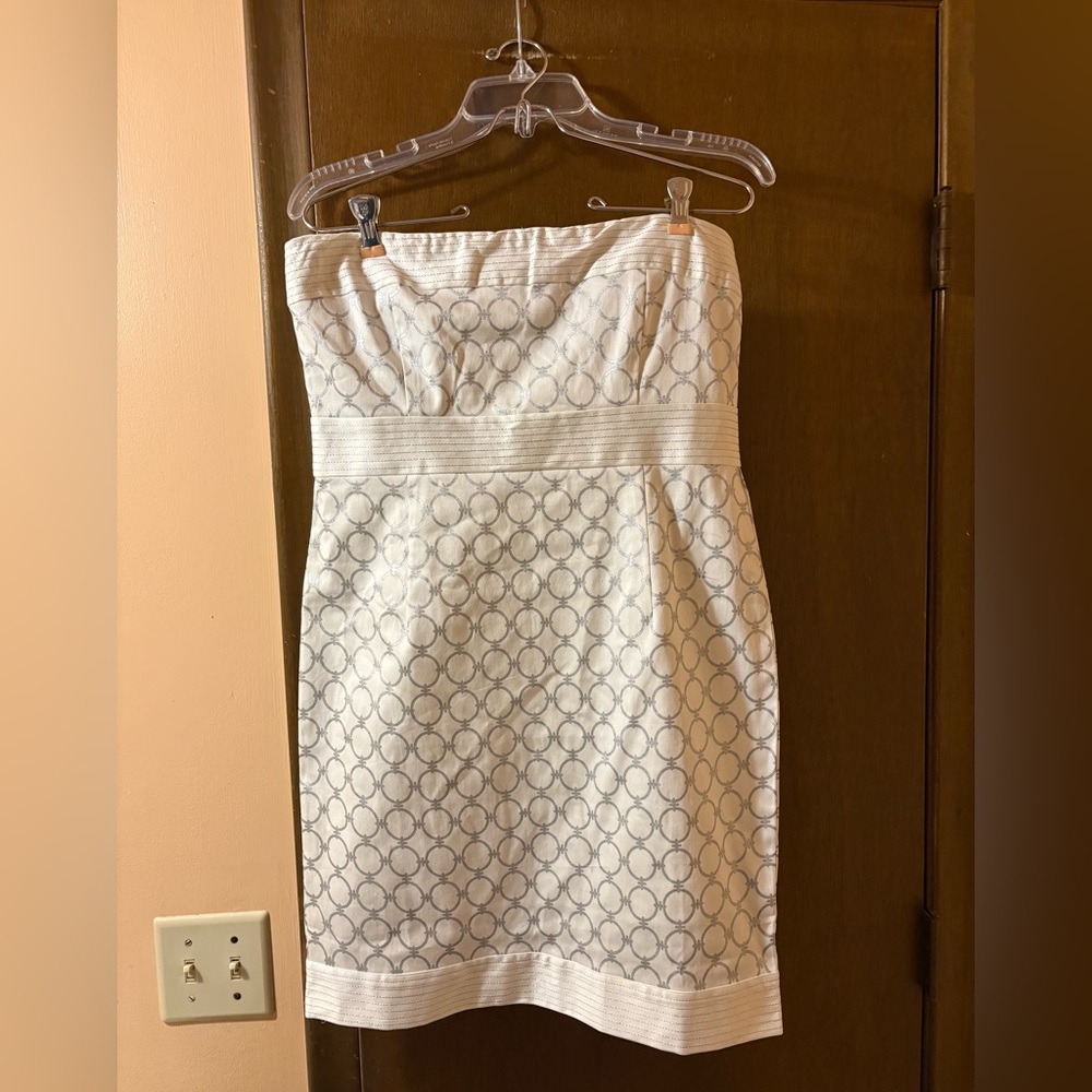 LAST CHANCE | NWT Gretchen Scott white & silver printed strapless sheath dress